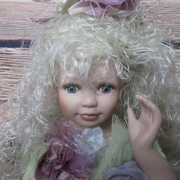 Duck House Heirloom Sitting 14" Desdemona Sitting Doll - Picture 3 of 12
